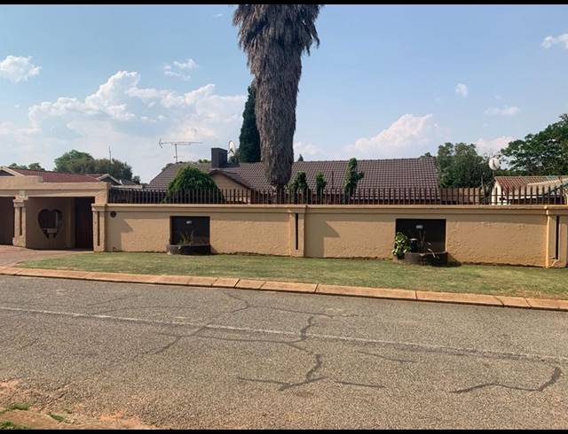 4 BEDROOM HOUSE FOR SALE IN FLEURHOF